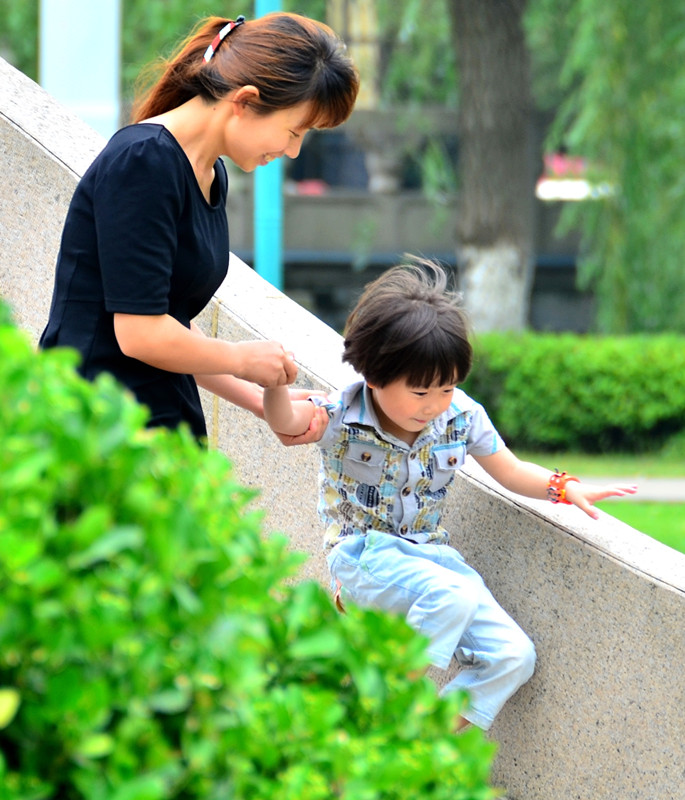 更显母子情深和小孩的灵动