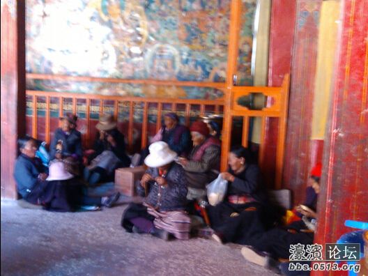 寺庙里虔诚的藏民