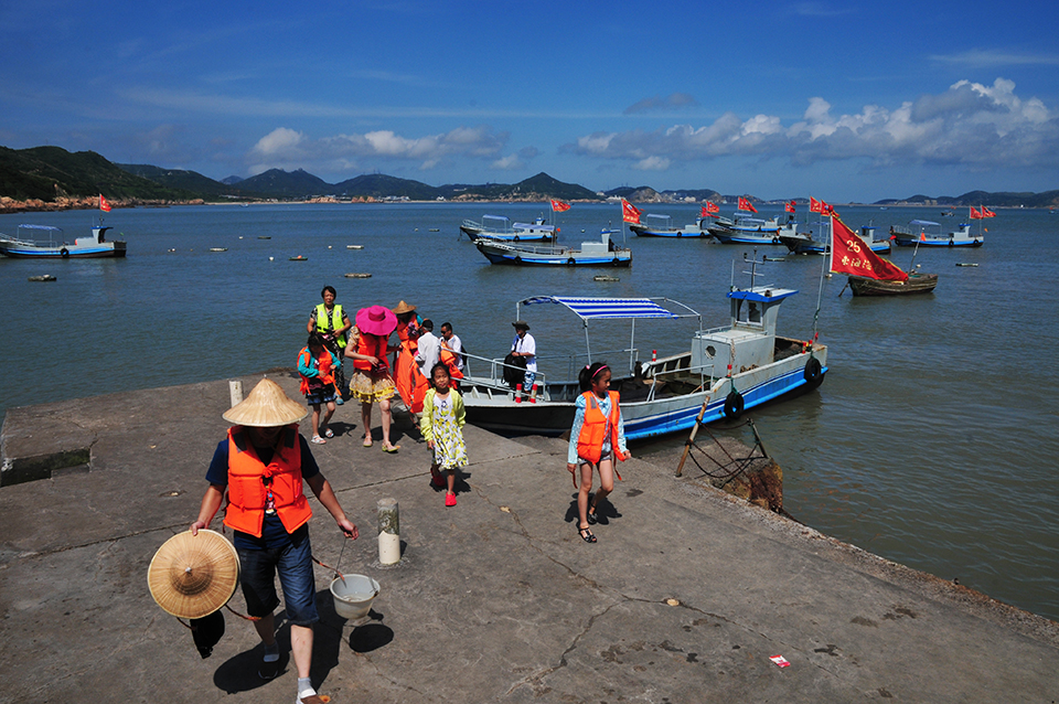 10号台风袭来前浙江嵊泗列岛现蓝天跑云天气 (4).jpg