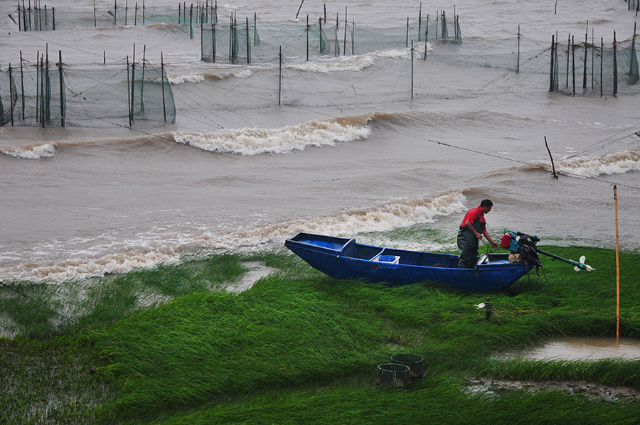 10号台风“麦德姆”影响本市  南通江面狂风大作浪高雨急 8.jpg