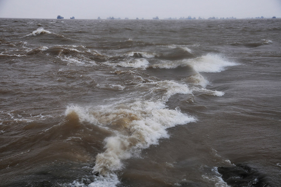 10号台风“麦德姆”影响本市  南通江面狂风大作浪高雨急 (2).jpg