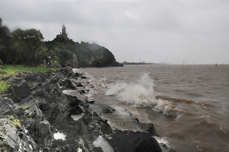 10号台风“麦德姆”影响本市  南通江面狂风大作浪高雨急 (3).jpg