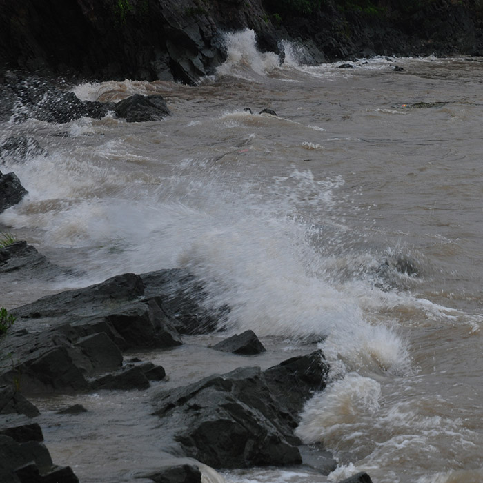10号台风“麦德姆”影响本市  南通江面狂风大作浪高雨急 (4).jpg