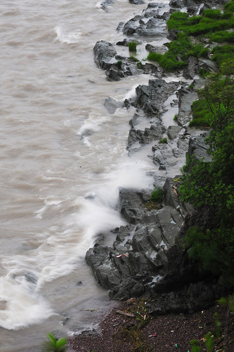 10号台风“麦德姆”影响本市  南通江面狂风大作浪高雨急 (6).jpg