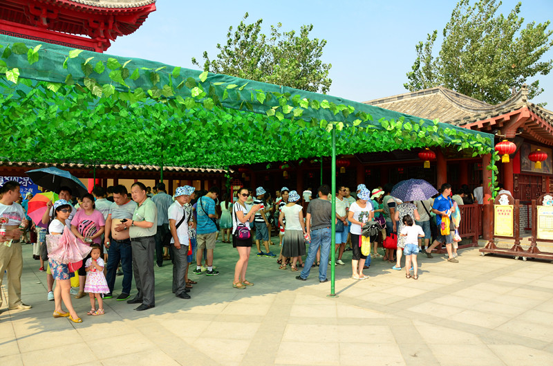 上河园前的人群