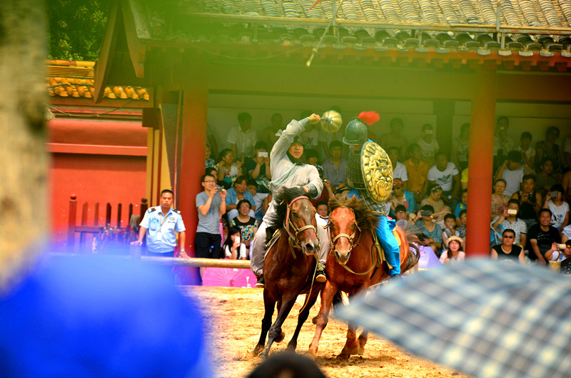 表演岳飞枪挑小梁王