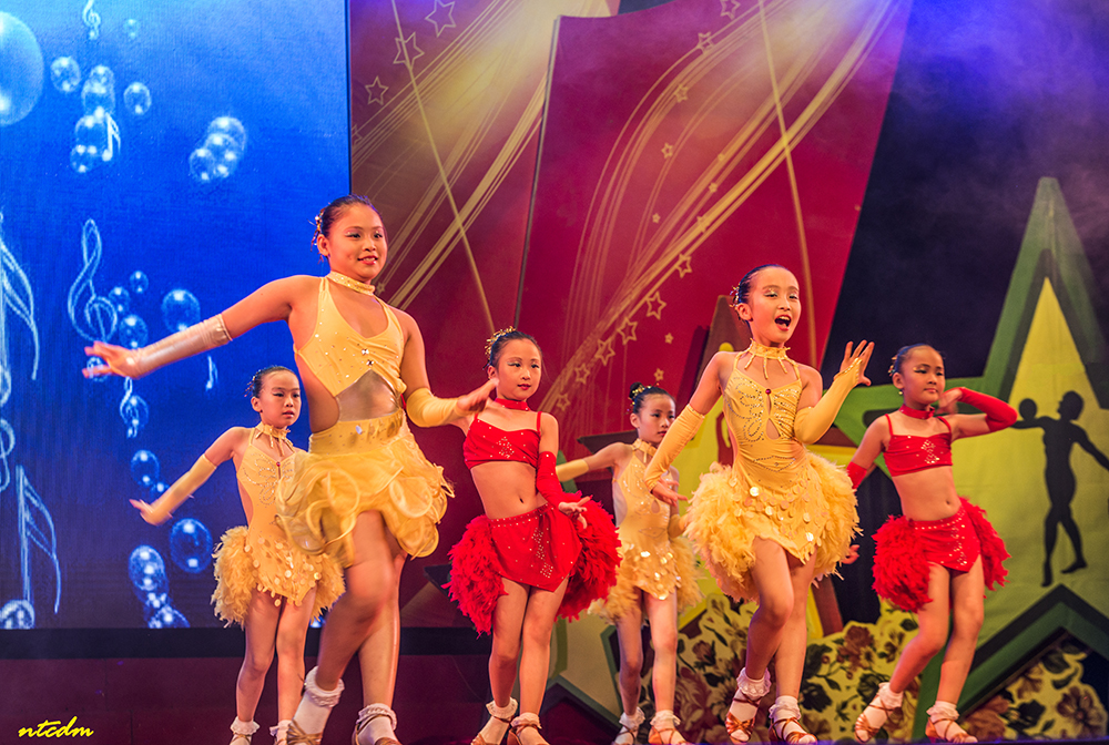 [全民健身促健康.同心共筑中国梦]p8 .jpg