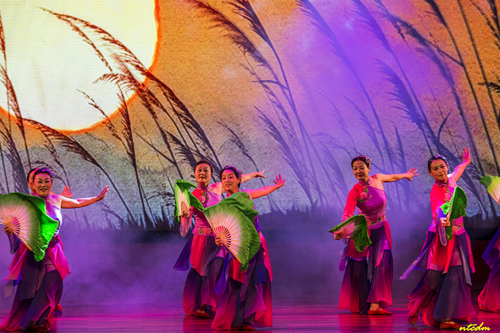 [全民健身促健康.同心共筑中国梦]p9 .jpg