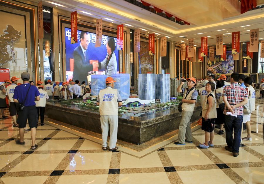 市民参观万达广场