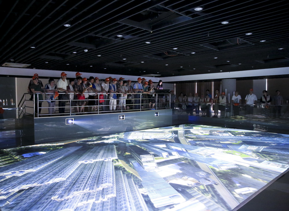 市民参观港闸经济开发区数字沙盘