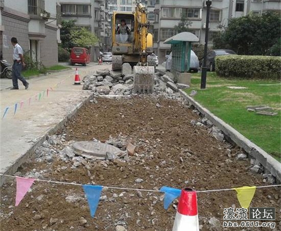 凤凰社区：天都花苑小区实施道路维修工程.jpg