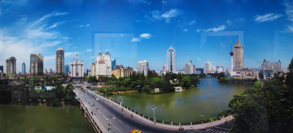 标题：《城市新貌》 作者 朱新通.jpg