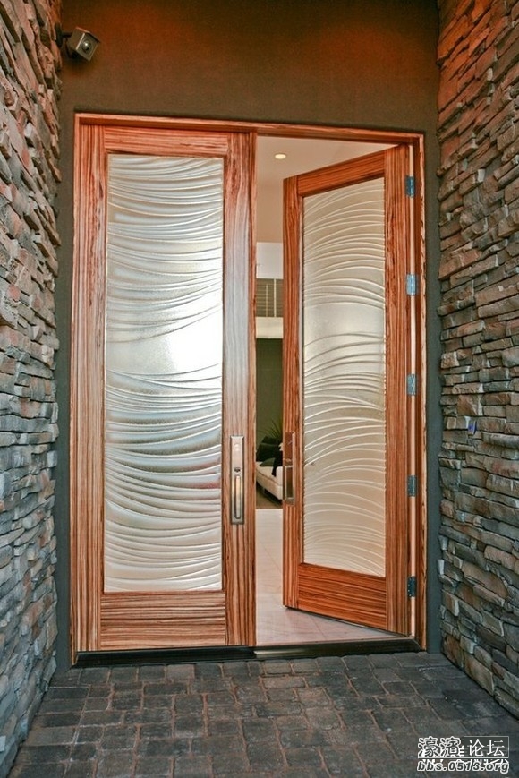 04木质的大门使用了压花玻璃.jpg
