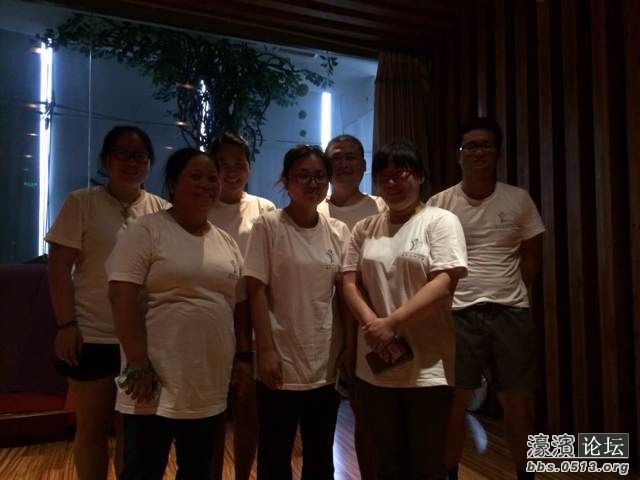 前排最右边那个就是我啦，好难过，还好教练拍得比较黑，不然羞死了 