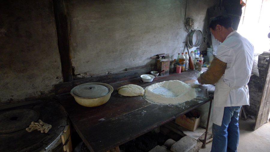 3、严师傅在做脆饼.jpg