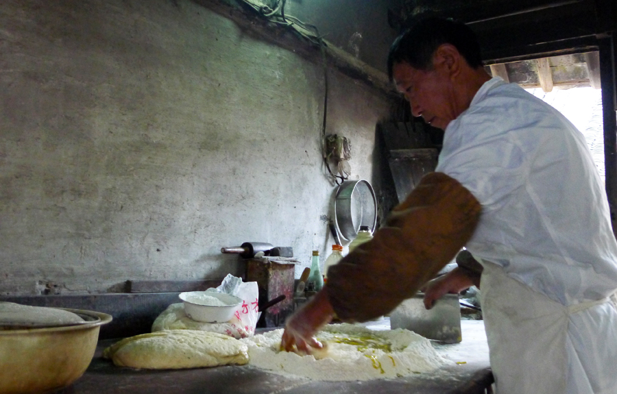 4、严师傅在做脆饼.jpg