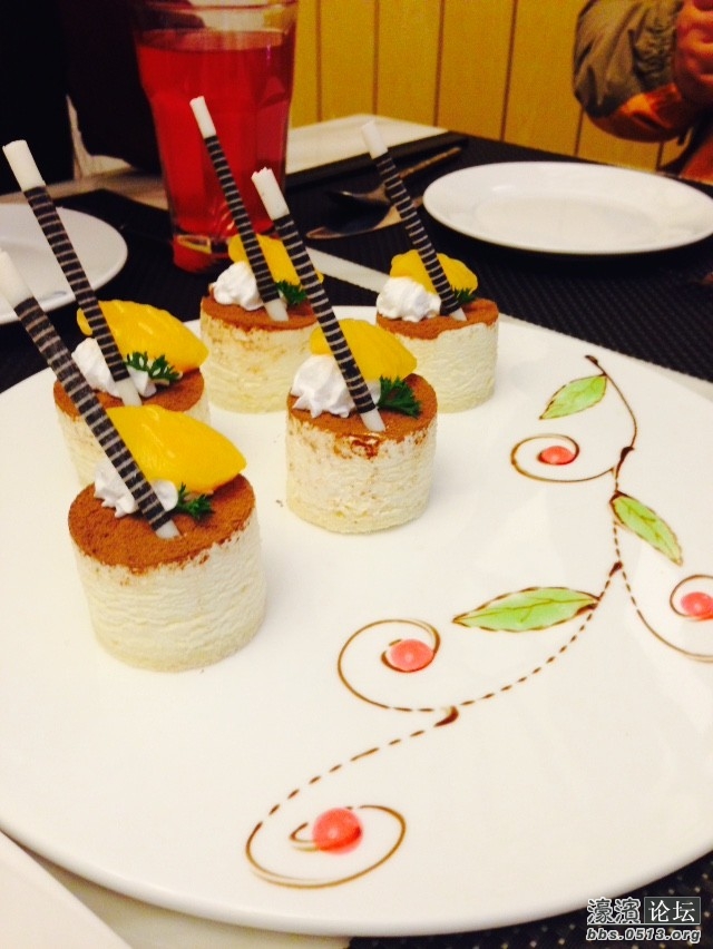 提拉米苏，还可以，比后面拿的咖啡冻好吃太多。