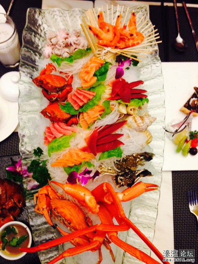 刺身海鲜拼盘，三文鱼啦，北极贝啦，金枪鱼啦，虾还有小章鱼