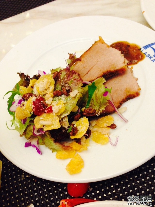 这是后来自己去拿的，考梅肉加上自己调的色拉，值得一提的是，色拉的调味里有芝士碎，就很好吃，还放了点玉 ...