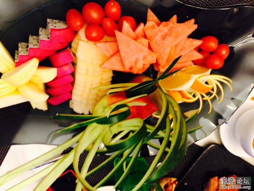 水果拼盘，把店里所有的水果都拿来了。