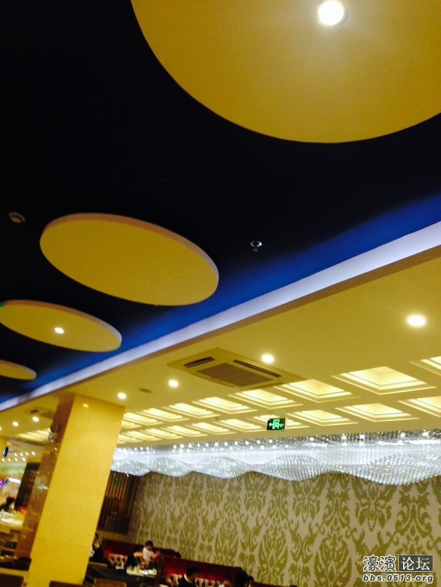 这是天花板，一闪一闪的，这是灭了的