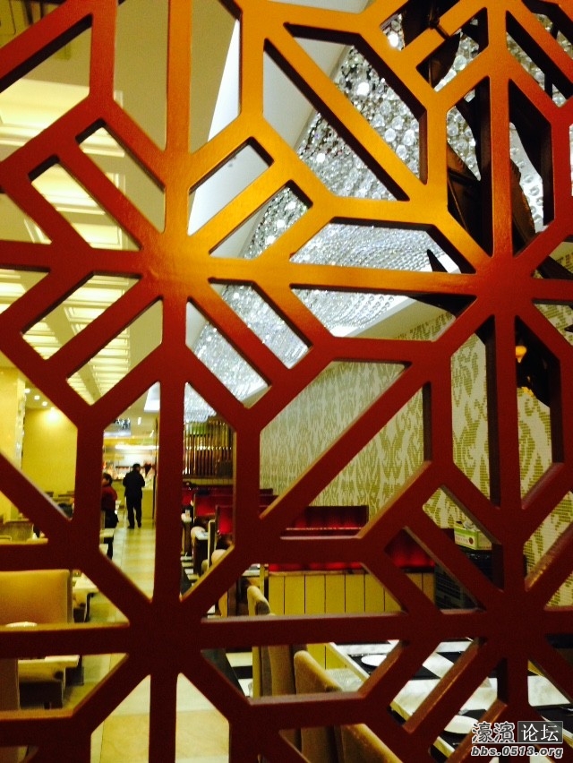 这是另外的天花板，一排的吊灯，还是蛮气派的。