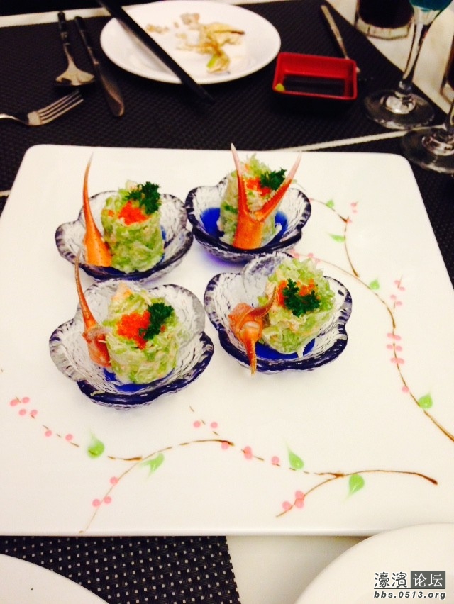 只是啥？就拍了一张。10人桌就上了这四个小碟子