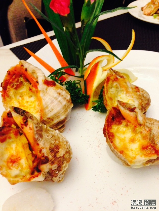 法式白酒焗海螺，挺好吃的，外面的芝士可以拉丝，里面螺肉都片好了。