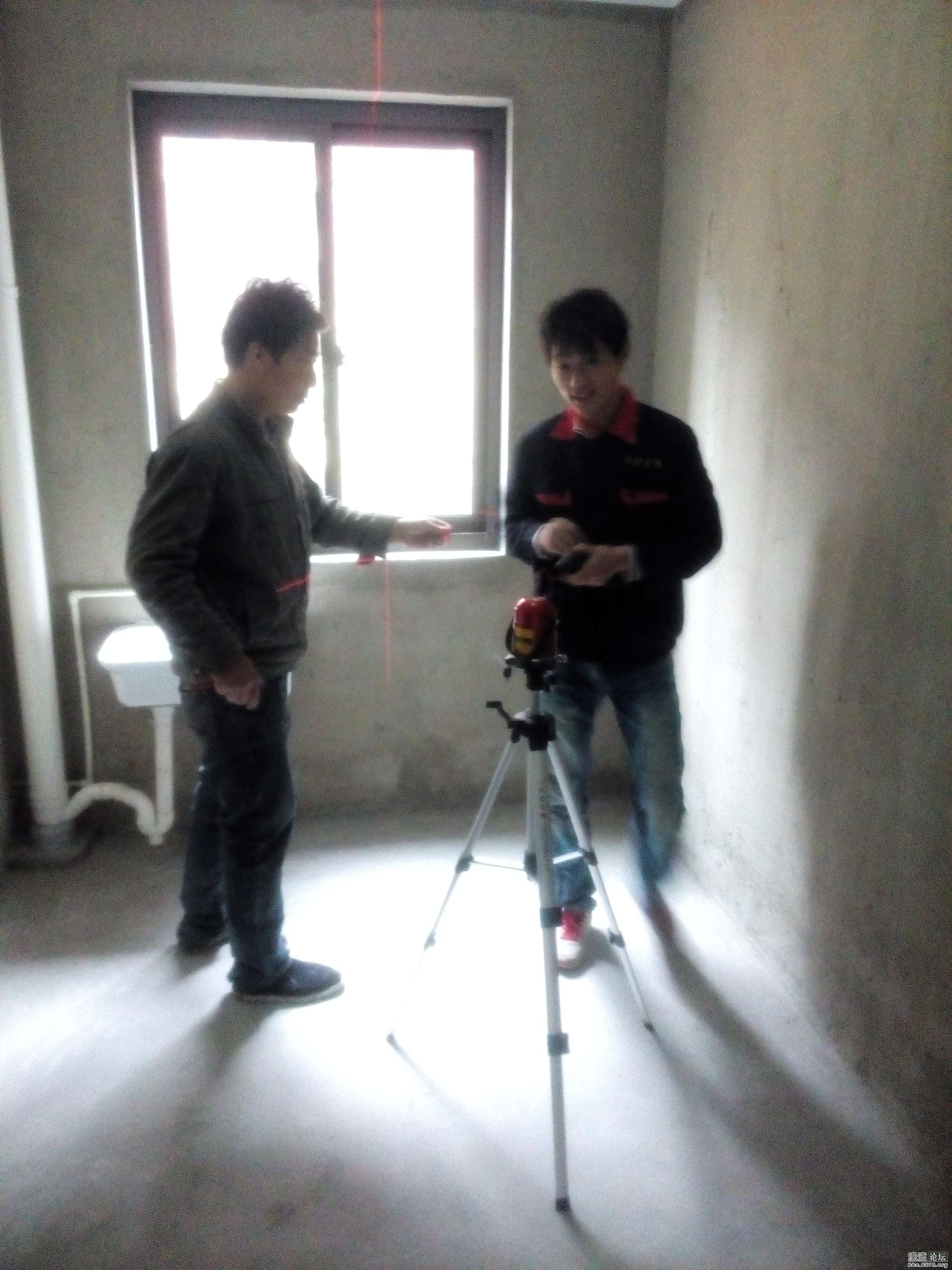 电工师傅和敲墙小帅哥