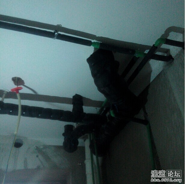 水管保温材料包裹，全部走顶