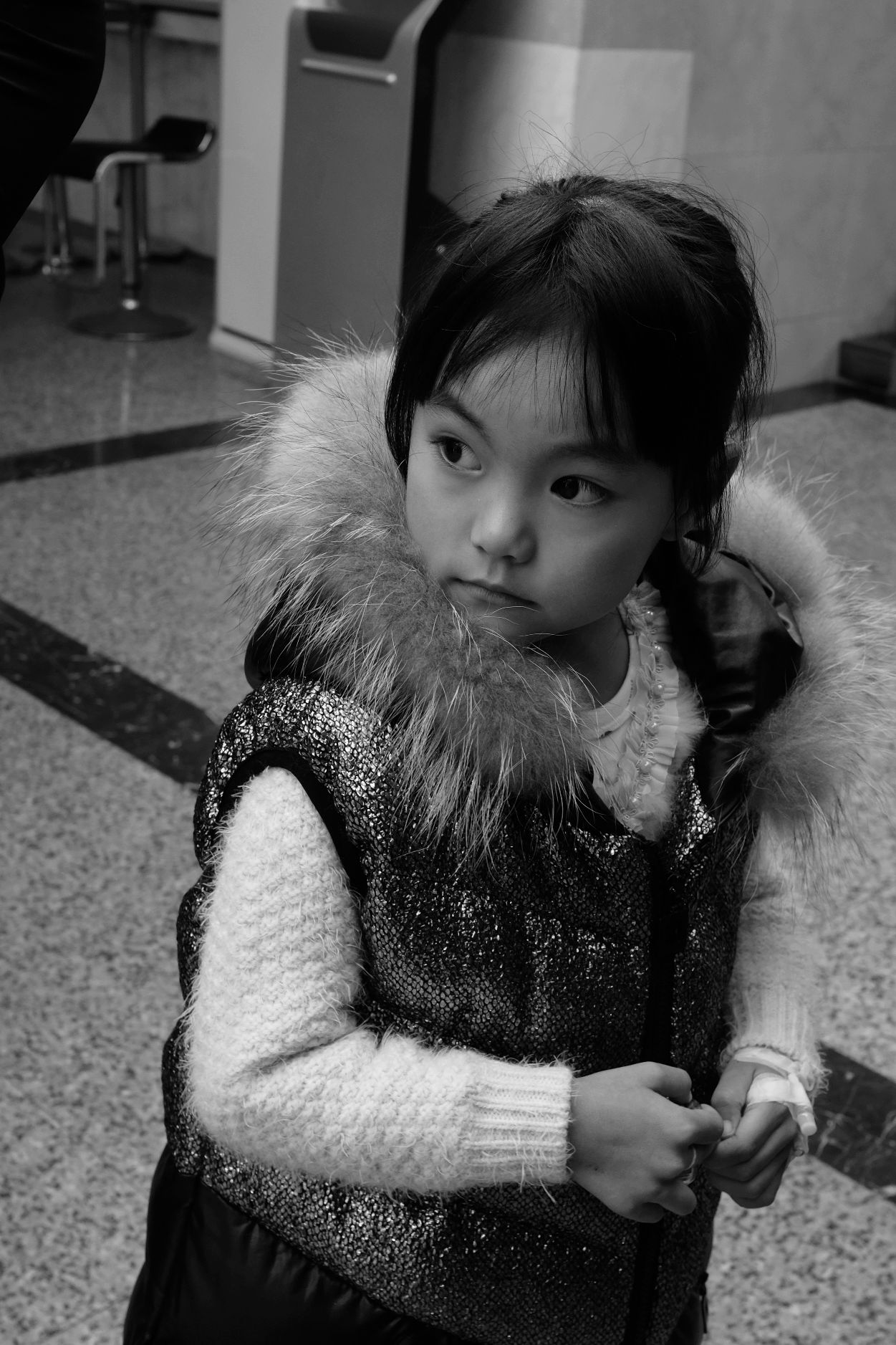 下午2点，医院，手里扎着针头的女孩