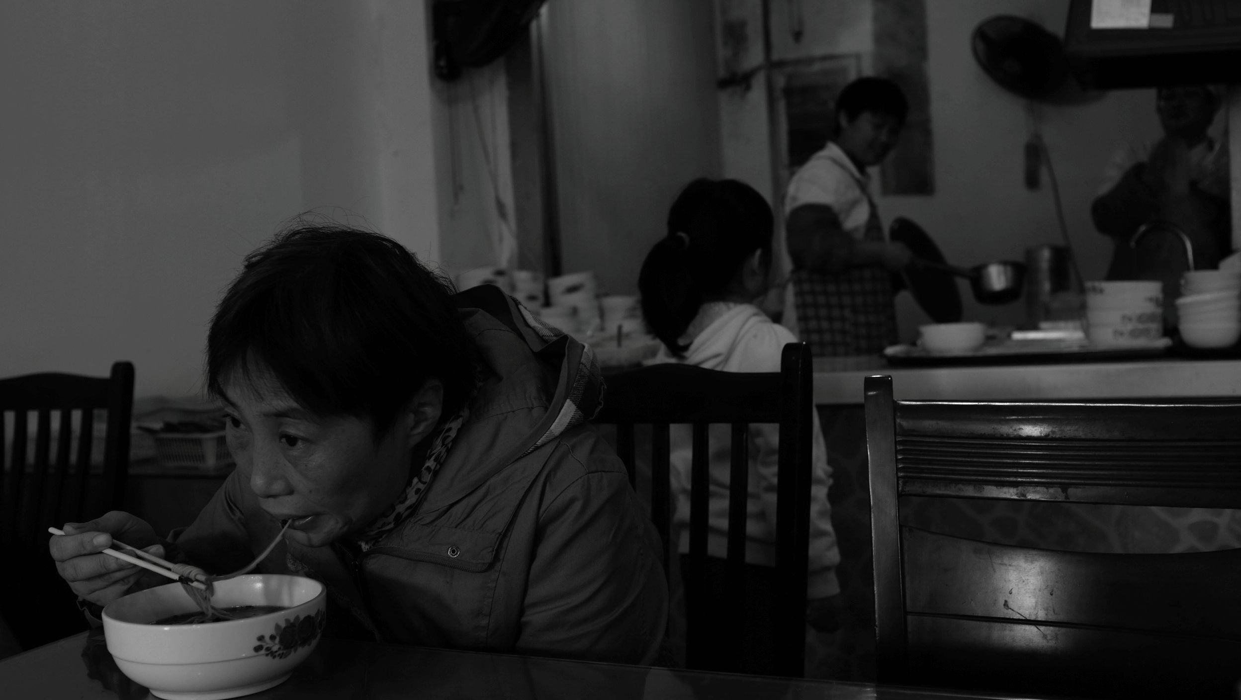 平安路早餐店吃面的老人家