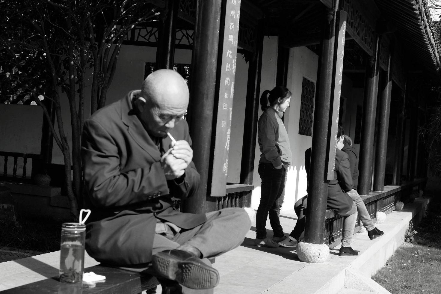 中午濠河边休息的人们