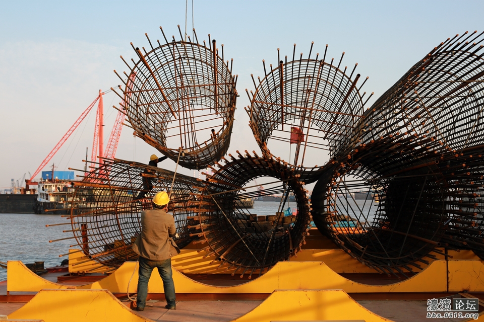 《吊装》张志陆 摄