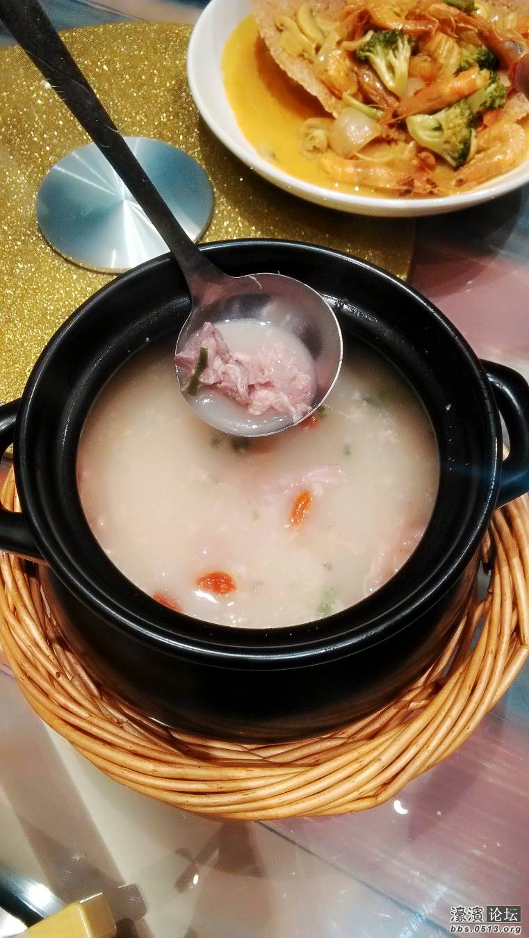 店员强烈推荐的汤，个人感觉汤的味道还是不错的，就是骨头炖了太烂，导致汤面有点糊，不清爽的感觉，我是不 ...