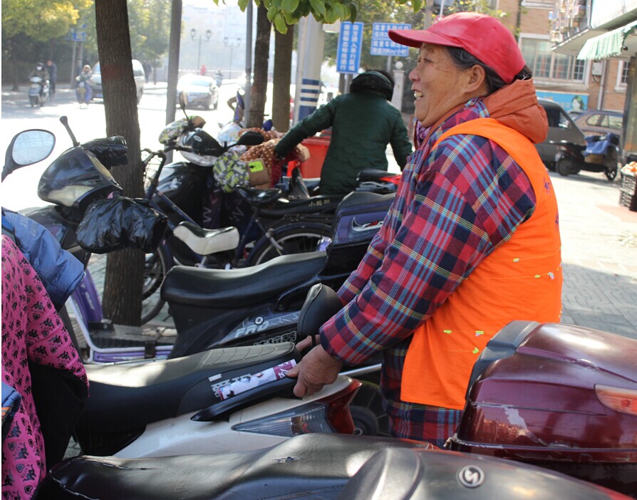 路边排车的秩序员