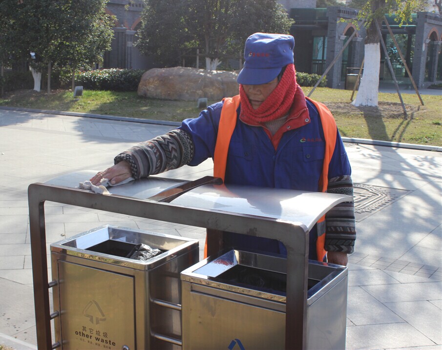 擦洗垃圾桶的保洁员