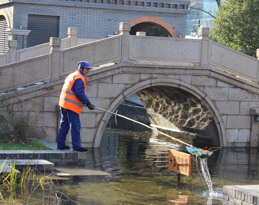 清理河流的清洁工