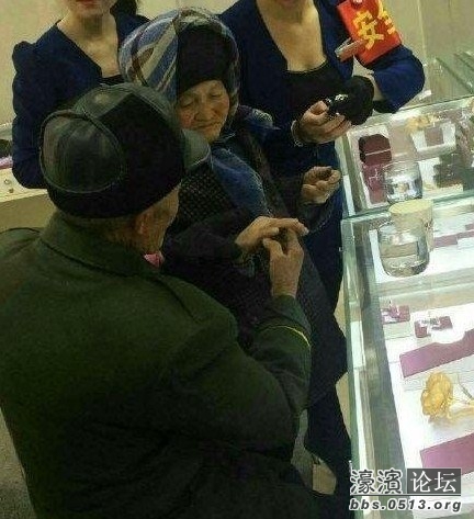 拾荒老人为老伴买钻戒