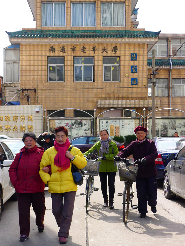 老年大学 老人求知的殿堂 相聚的乐园 (1).jpg