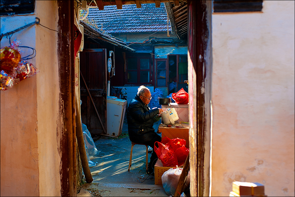 巷子里的老人.jpg