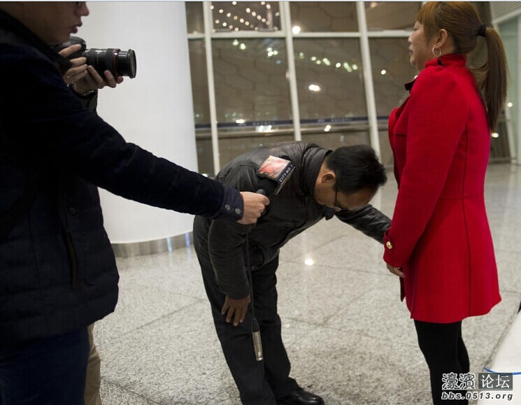 男子与失联26年情人重逢