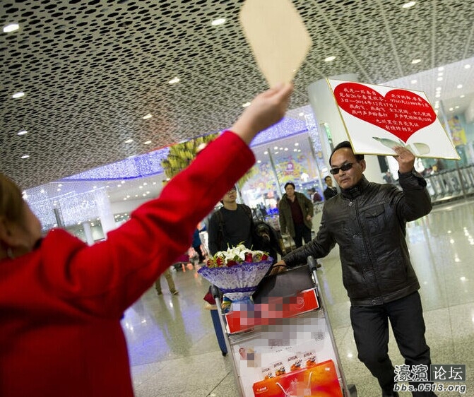 男子与失联26年情人重逢