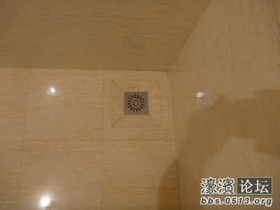 人家的地漏都是这样的，地砖都是凿开的。