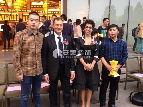 获奖团队与国际设计大师在颁奖现场合影