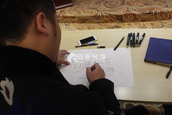 设计师们都在聚精会神的进行手绘中