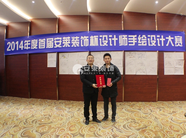 余总为评选出来的一、二、三名颁发奖励