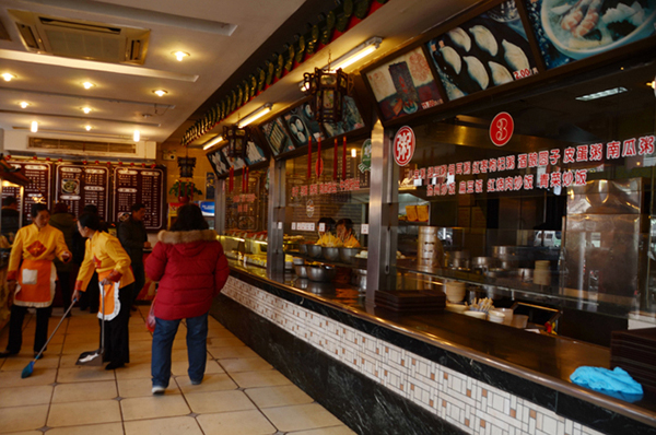 店内灯火通明，食物琳琅满目，价廉物美，香气四溢，一直广受老百姓的喜爱