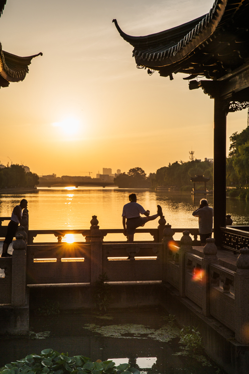 清晨老人在濠西书苑锻炼身体