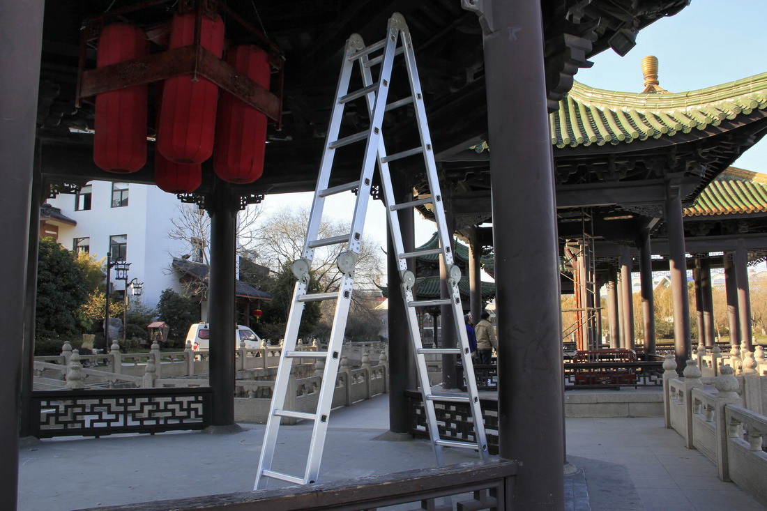 2、	濠西书苑五亭邀月景点，五亭其中的一座亭内，大红灯笼已经高高挂起。